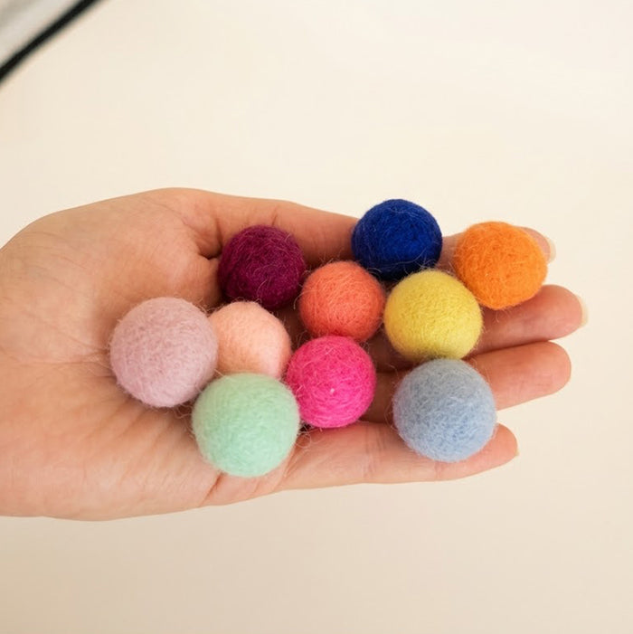 Lot de 10 pompons en feutre de laine – Activités de motricité fine Brin de frimousse