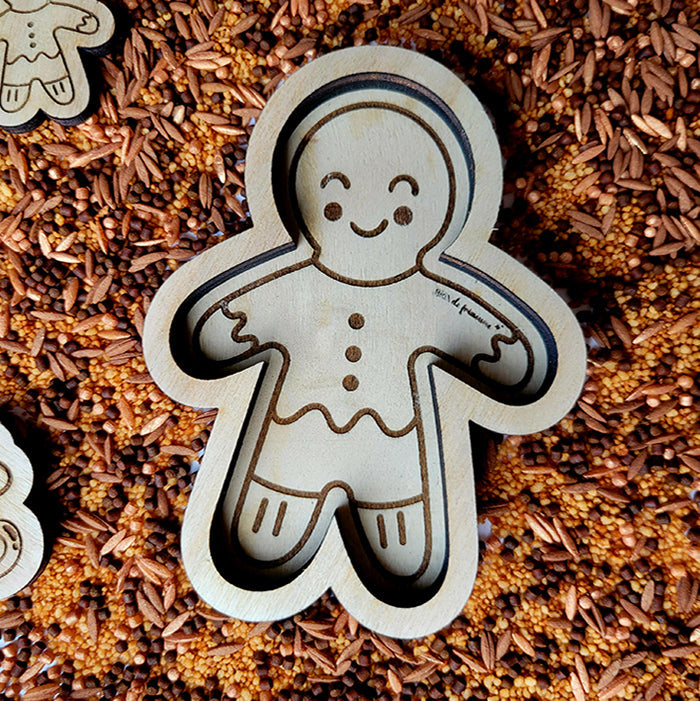 Plateau de transvasement Bonhomme de pain d’épice en bois – Activité sensorielle de Noël Brin de frimousse