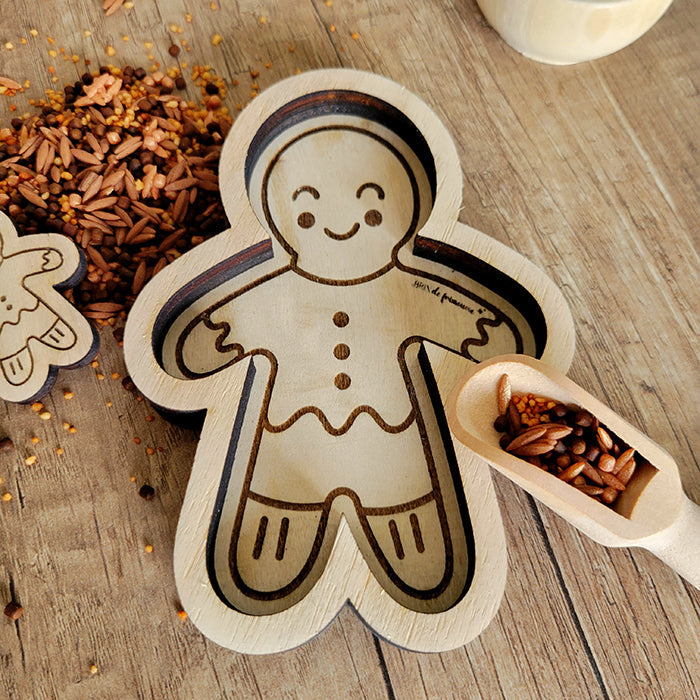 Plateau de transvasement Bonhomme de pain d’épice en bois – Activité sensorielle de Noël Brin de frimousse